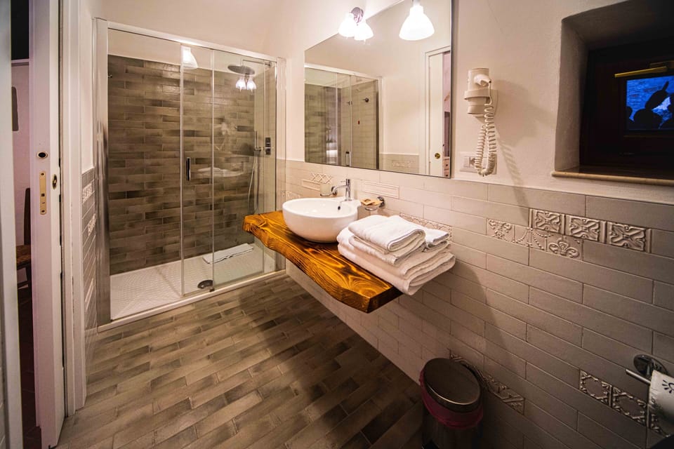 Shower, rainfall showerhead, free toiletries, hair dryer