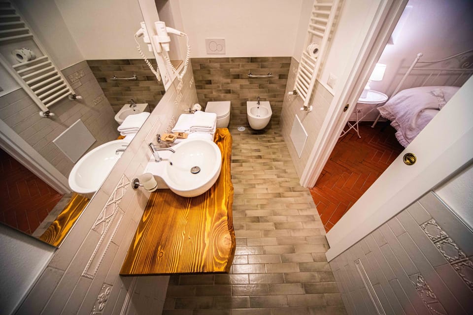 Shower, rainfall showerhead, free toiletries, hair dryer