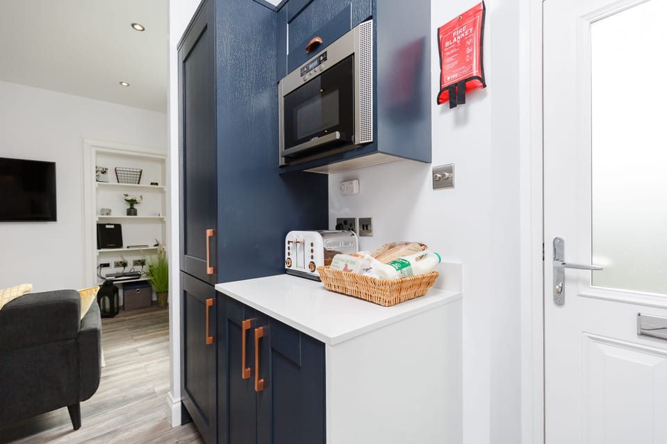 Superior Apartment, 1 Bedroom | Private kitchenette | Fridge, microwave, oven, stovetop