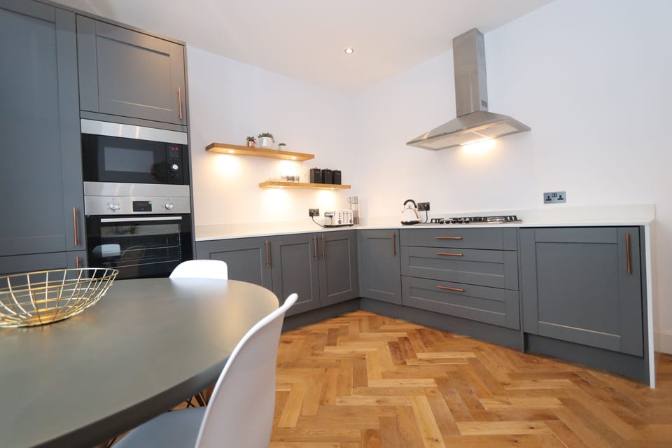 Deluxe Apartment, Multiple Beds | Private kitchen | Fridge, microwave, oven, stovetop