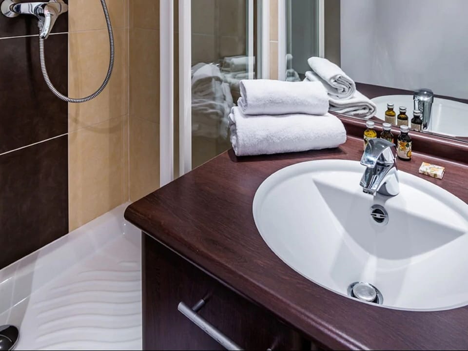 Bathroom sink