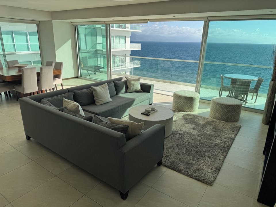 Spectacular great room with balcony overlooking ocean