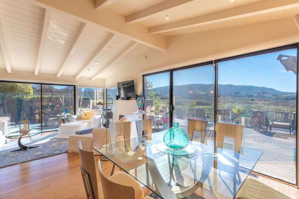 Formal dining. Elegant surroundings! Stunning views. 
