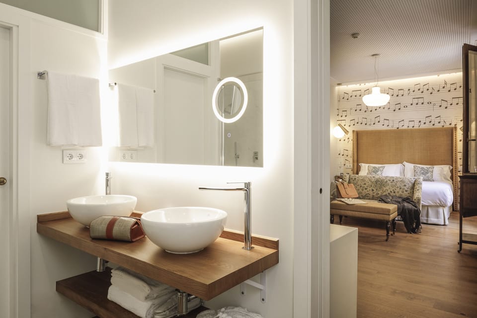 Junior Suite | Egyptian cotton sheets, premium bedding, down comforters