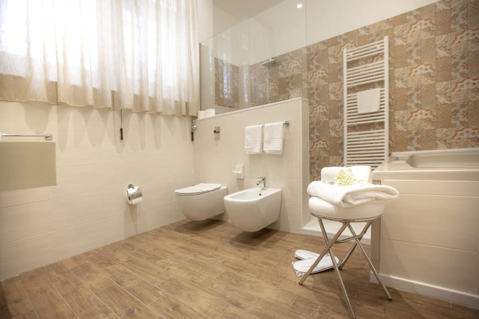 Junior Suite | 9 bedrooms, down comforters, Select Comfort beds, minibar