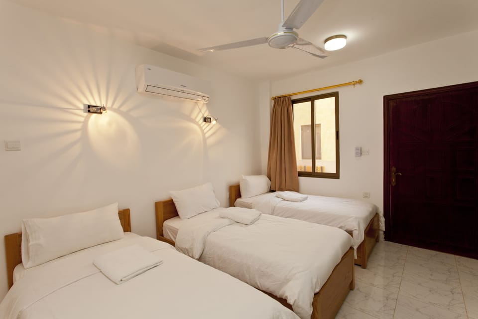 Triple Room | Desk, WiFi (free), bed sheets