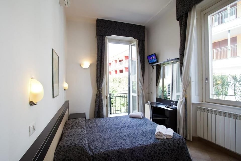 Minibar, in-room safe, desk, iron/ironing board
