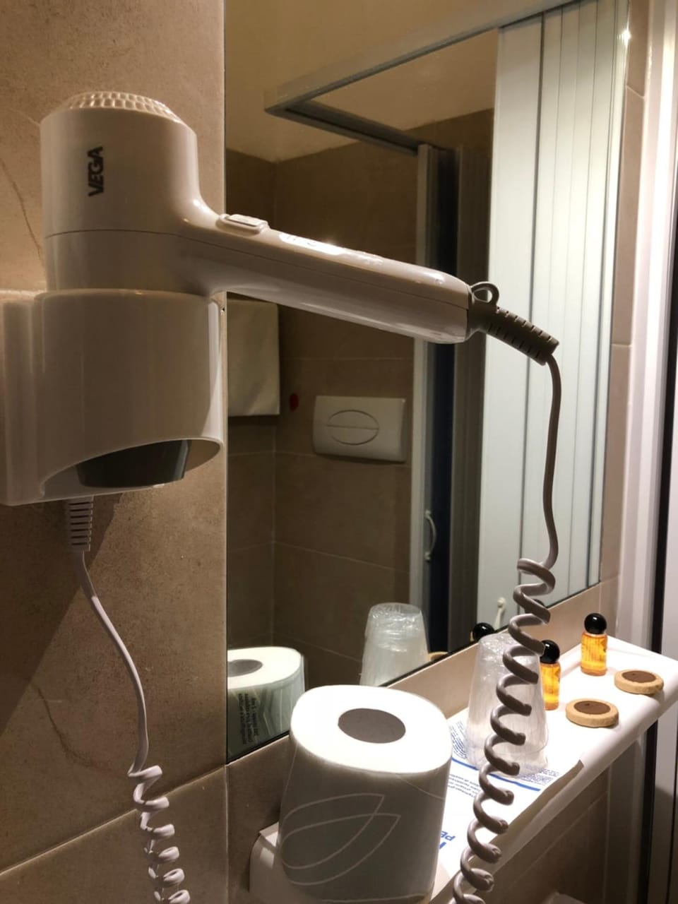Shower, free toiletries, hair dryer, bidet