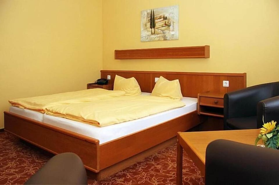 Desk, blackout drapes, free cribs/infant beds, rollaway beds