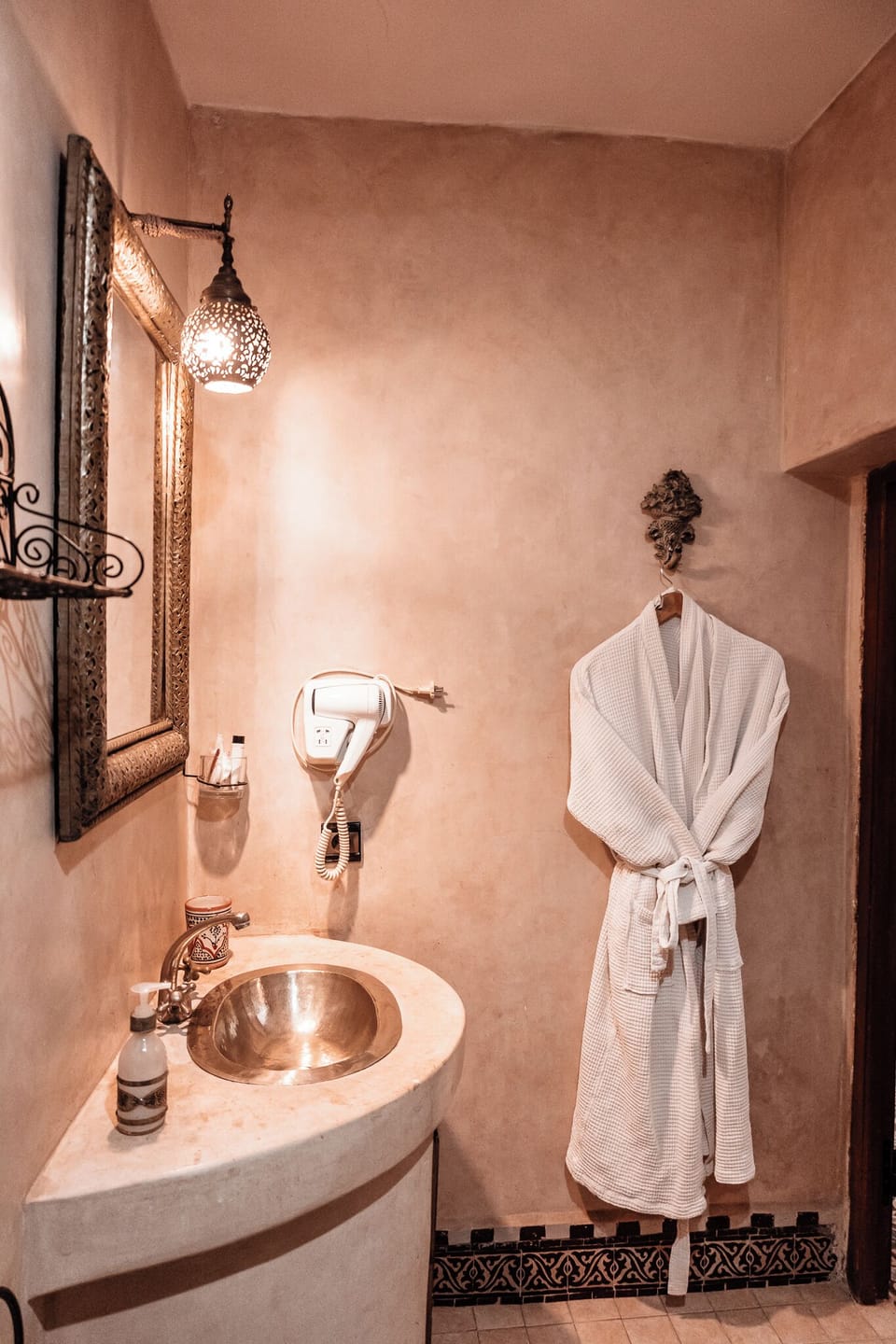 Classic Double or Twin Room, Private Bathroom (Chambre Abokss) | Bathroom | Shower, rainfall showerhead, free toiletries, hair dryer