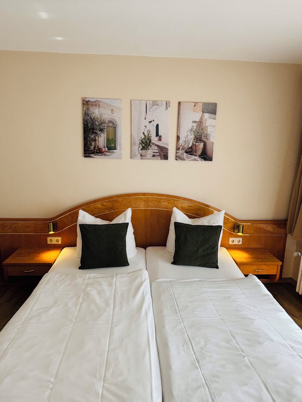 Hypo-allergenic bedding, in-room safe, desk, blackout drapes