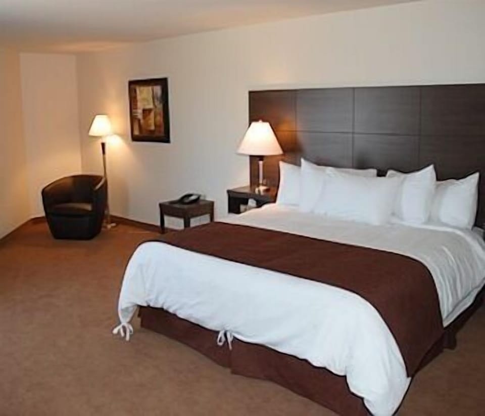 Desk, iron/ironing board, WiFi (free), bed sheets