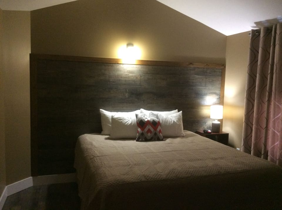 Classic Room, 1 King Bed, Allergy Friendly | Desk, iron/ironing board, WiFi (free), bed sheets