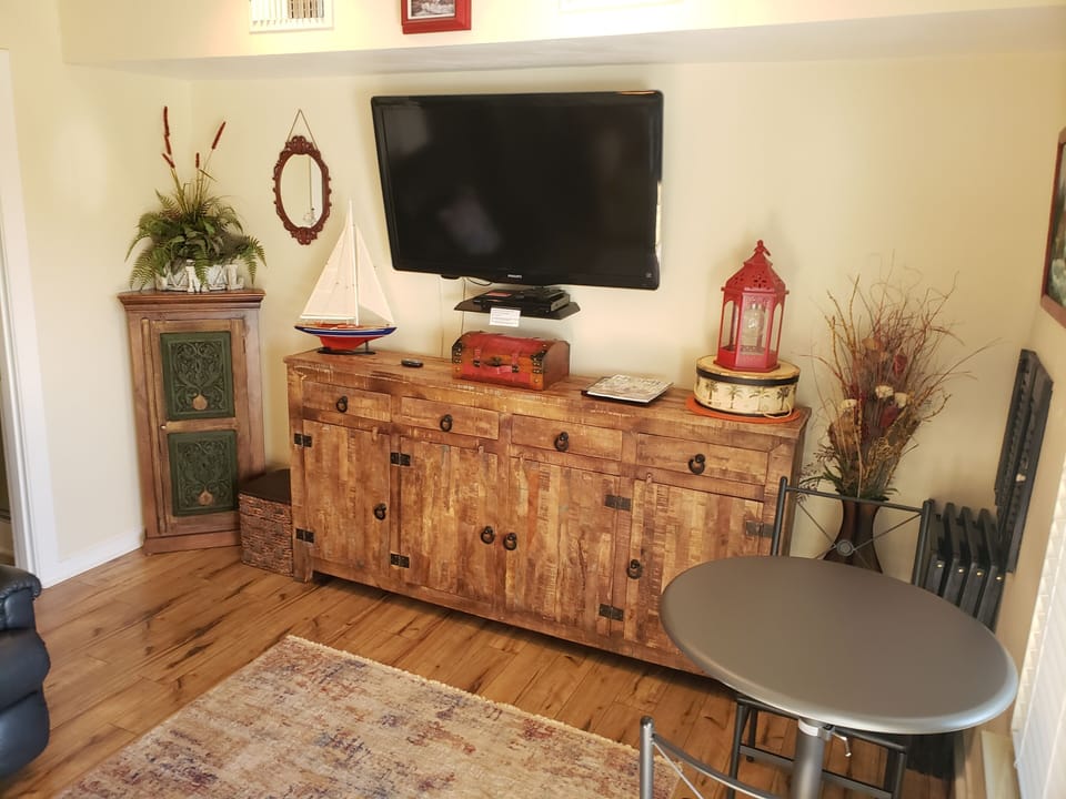 Large TV with Roku & antenna for local channels.