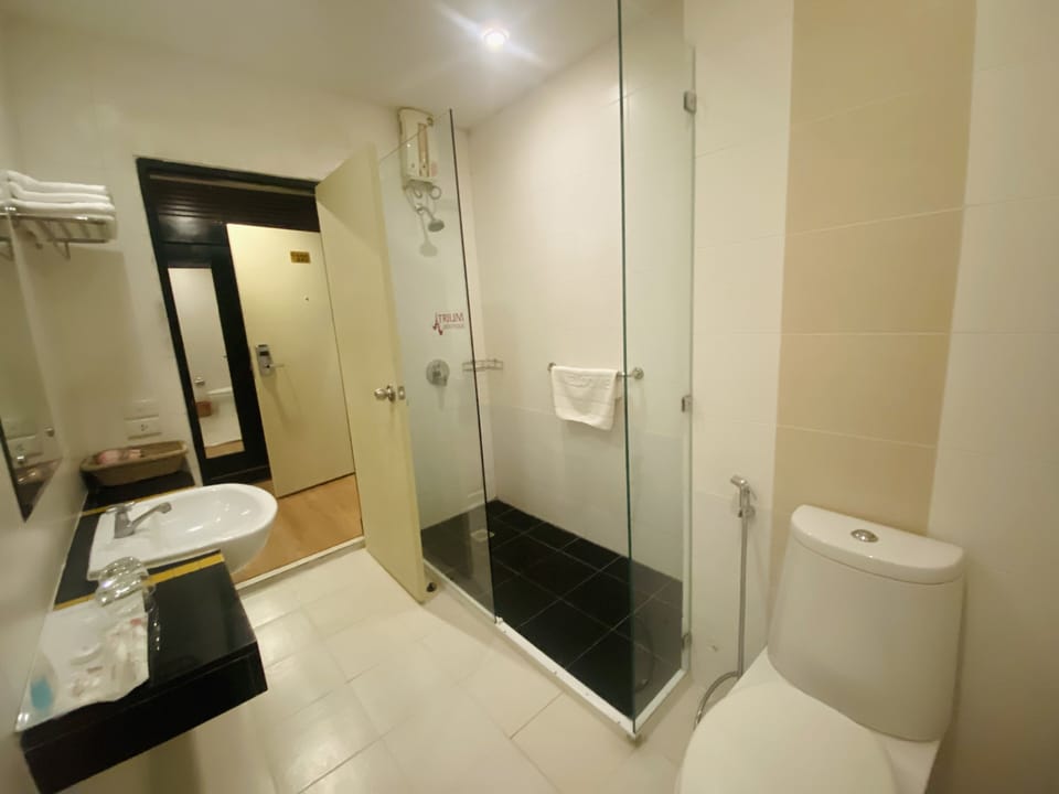 Family Room | Bathroom | Deep soaking tub, free toiletries, towels, soap