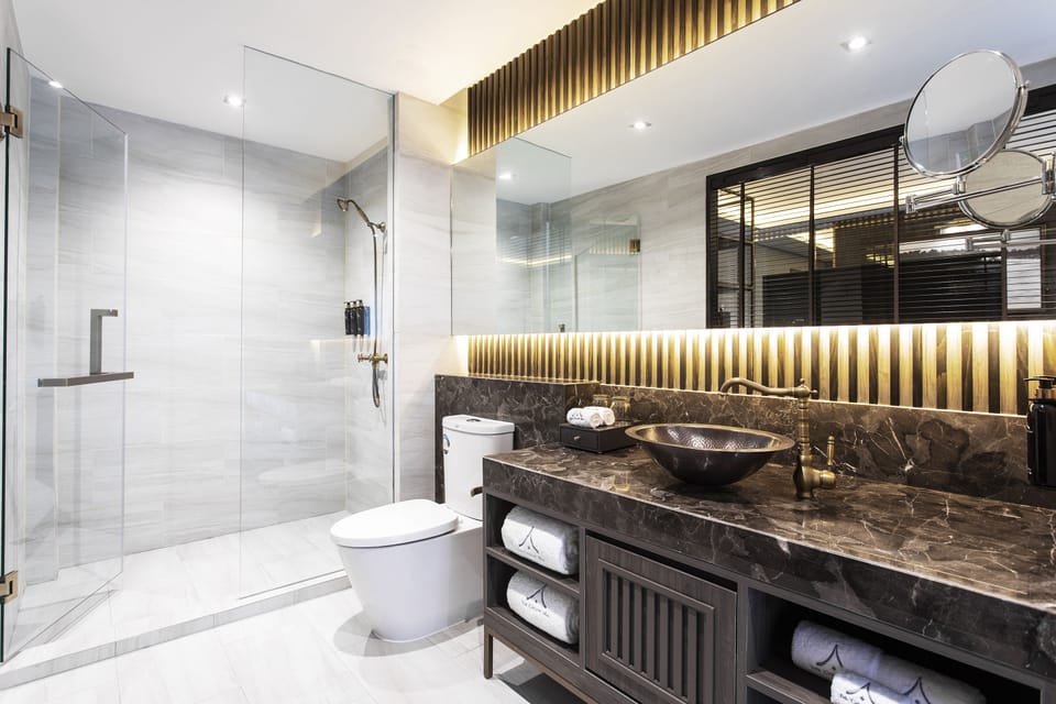 Deluxe Room (King Bed) | Bathroom | Free toiletries, hair dryer, bathrobes, slippers