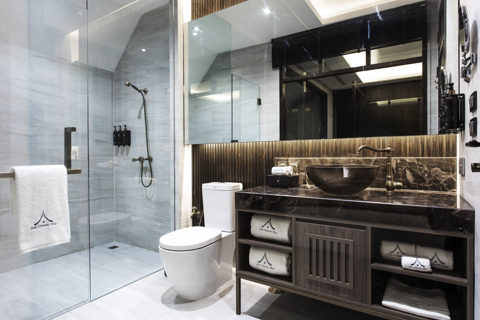 The Heritage House Junior Suite | Bathroom | Free toiletries, hair dryer, bathrobes, slippers