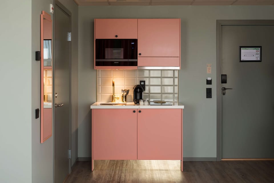 Standard Studio, 1 King Bed, Non Smoking | In-room safe, desk, blackout drapes, soundproofing
