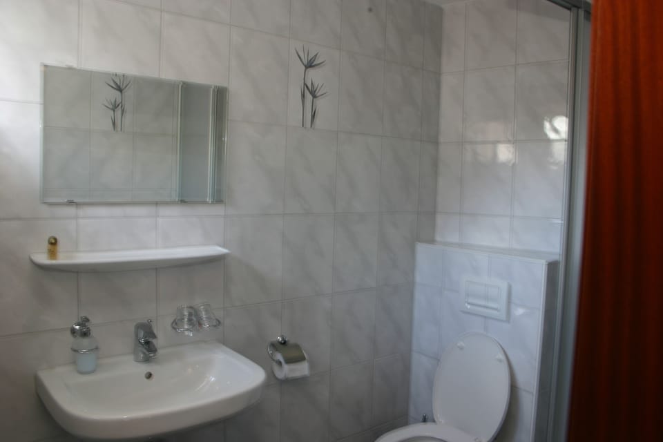 Shower, towels