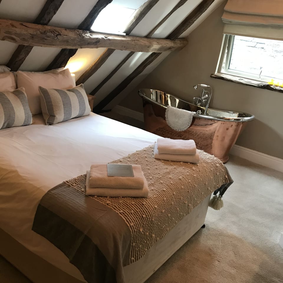 Romantic Double Room, 1 Double Bed, Bathtub, City View | 1 bedroom, iron/ironing board (on request), bed sheets