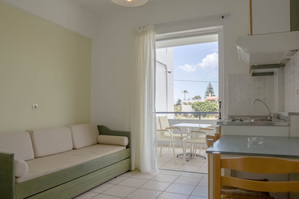 Basic Quadruple Room | Private kitchen | Fridge, stovetop, coffee/tea maker, electric kettle