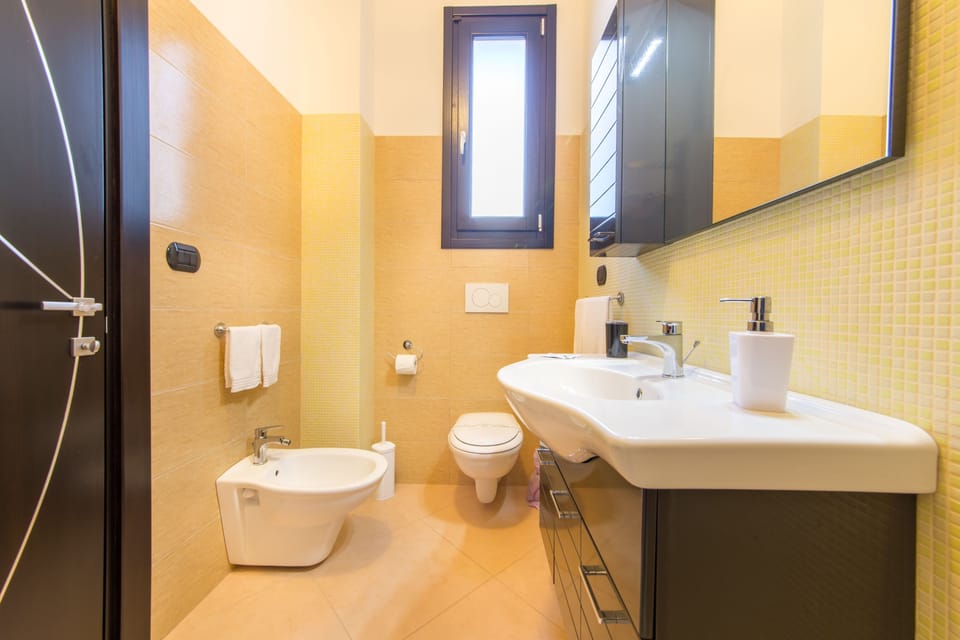Deluxe Triple Room | Bathroom | Shower, free toiletries, hair dryer, bidet