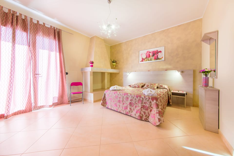 Deluxe Double Room | Individually decorated, individually furnished, desk, blackout drapes
