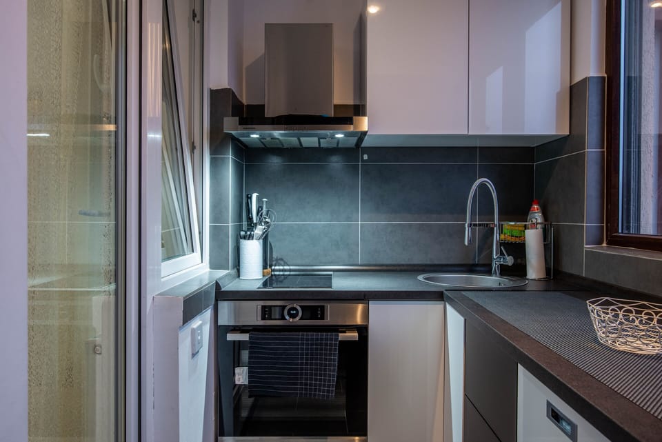 Luxury Studio Suite, Accessible | Private kitchen | Full-size fridge, microwave, oven, stovetop