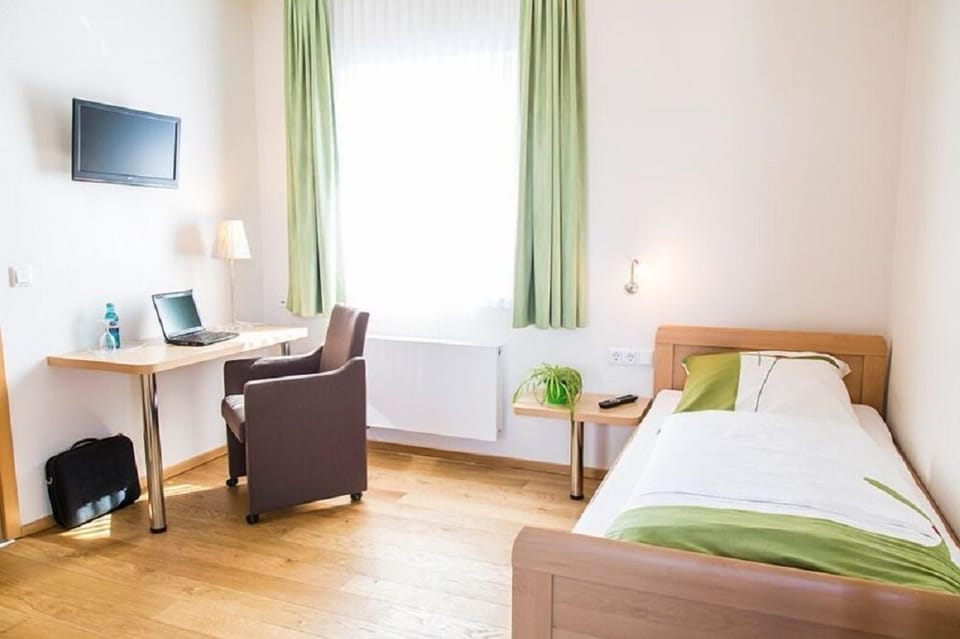 Single Room, 1 Twin Bed, Non Smoking | Hypo-allergenic bedding available, desk, blackout drapes, soundproofing