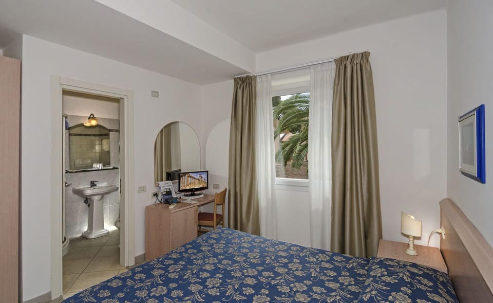 Double or Twin Room | Minibar, in-room safe, desk, rollaway beds (surcharge)