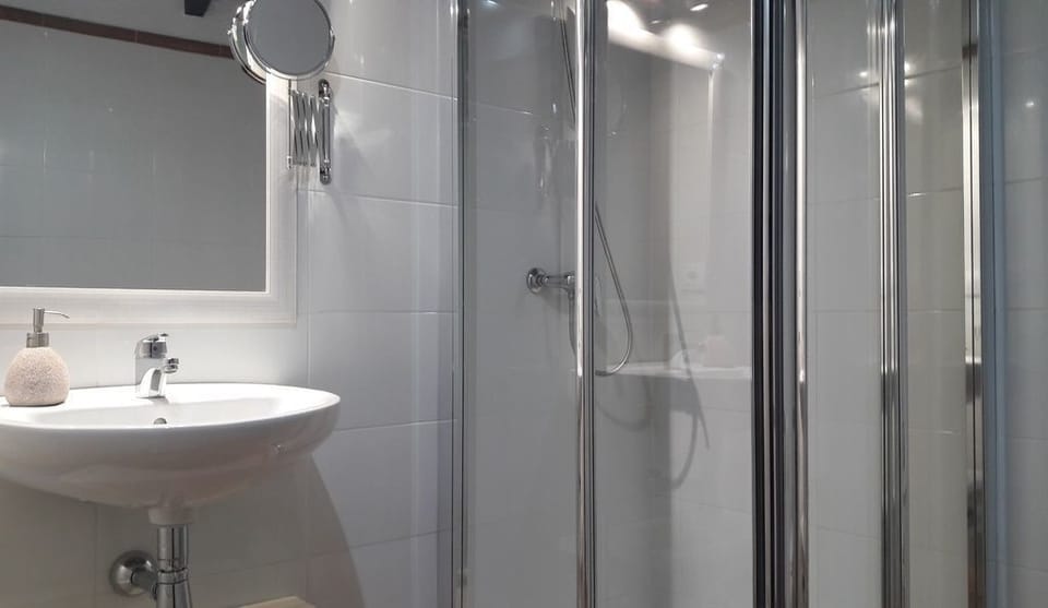 Classic Cottage, 4 Bedrooms, Private Pool | Bathroom shower