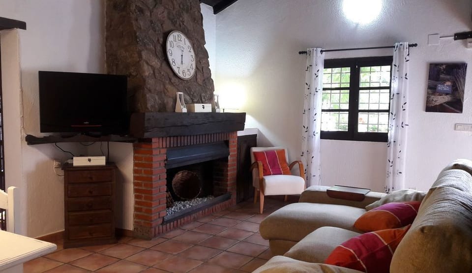 Classic Cottage, 4 Bedrooms, Private Pool | Living room | TV, fireplace
