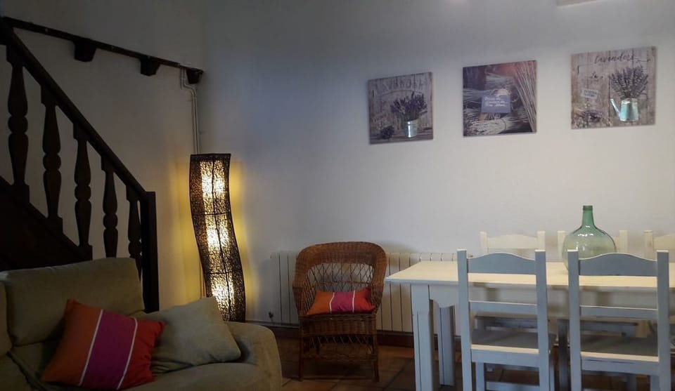 Classic Cottage, 4 Bedrooms, Private Pool | In-room dining