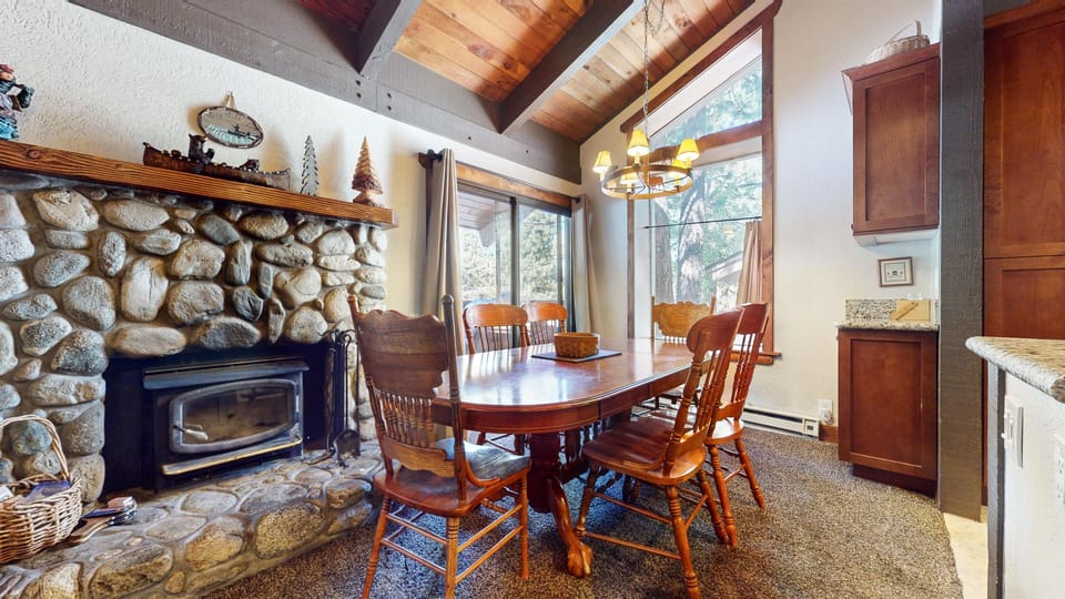 Condo, 2 Bedrooms | Dining