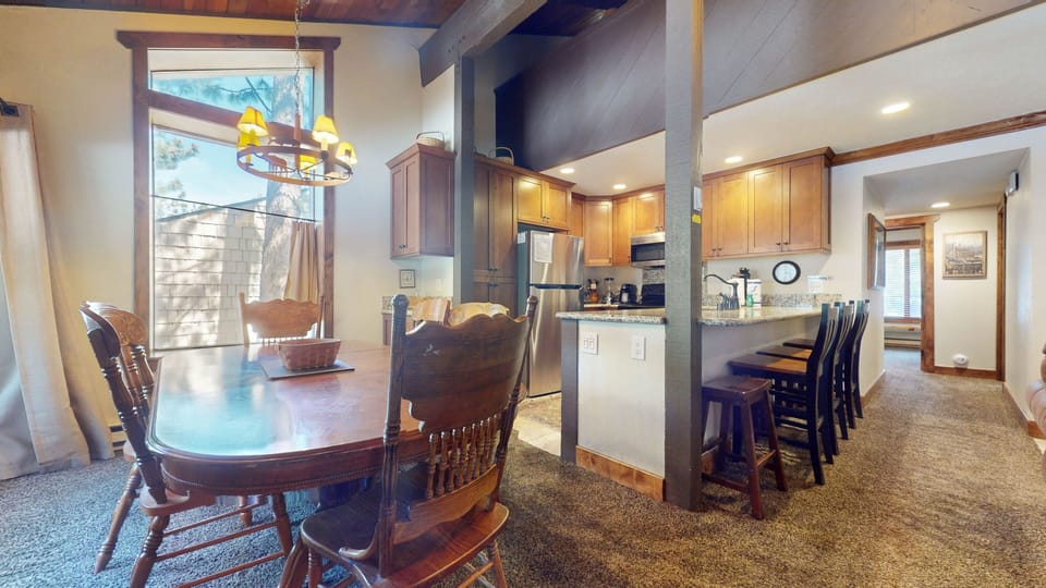 Condo, 2 Bedrooms | Dining