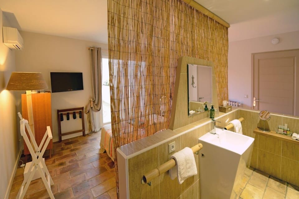 Double Room, Ensuite, Garden View (Les Canisses) | Bathroom | Shower, rainfall showerhead, free toiletries, hair dryer