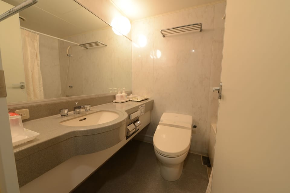 Deluxe Room, Non Smoking | Bathroom | Free toiletries, hair dryer, slippers, electronic bidet