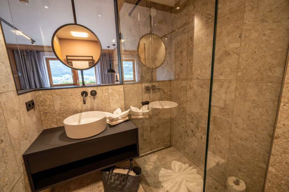 Deluxe Studio | Bathroom | Shower, rainfall showerhead, free toiletries, hair dryer