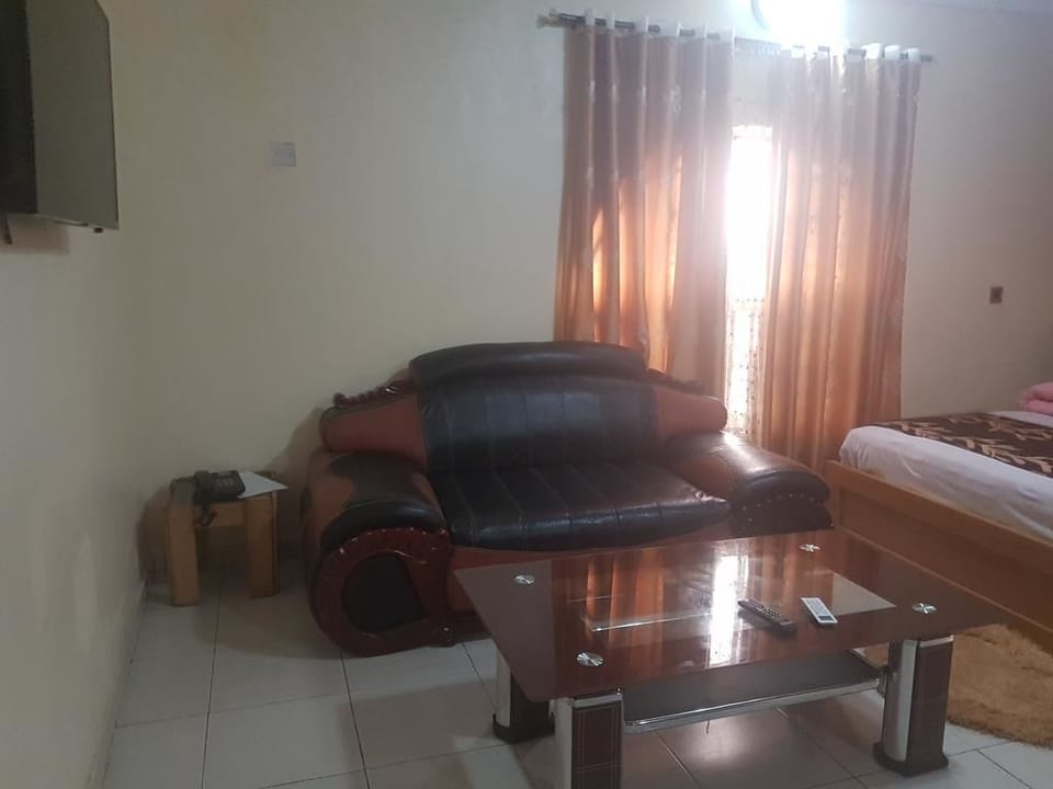 Suite | Living room | Flat-screen TV