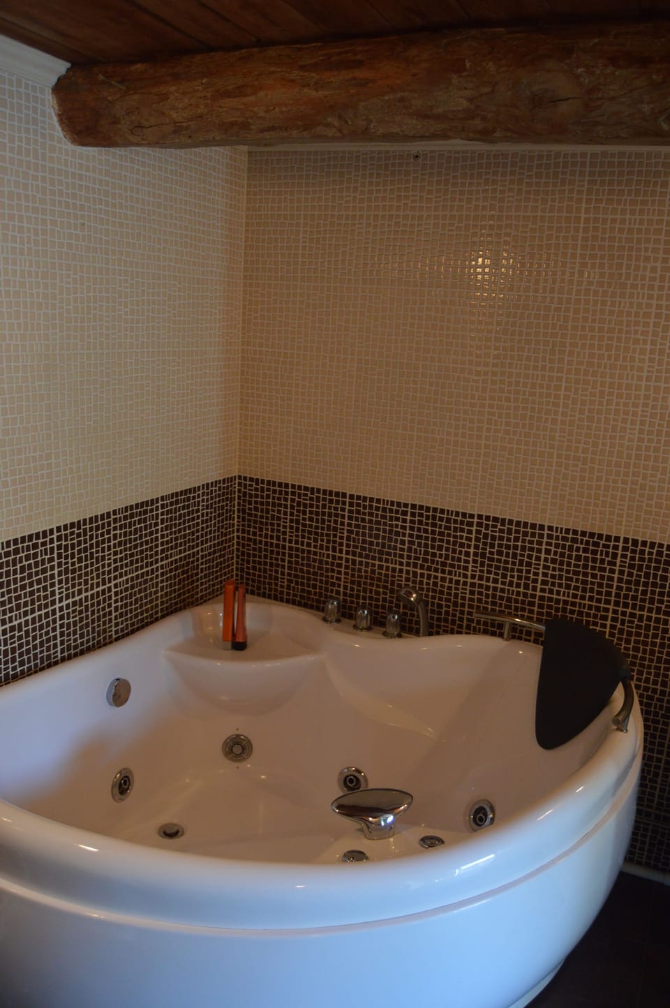 Jetted tub