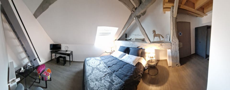 Lumière de l'étang | Blackout drapes, iron/ironing board, free WiFi, bed sheets