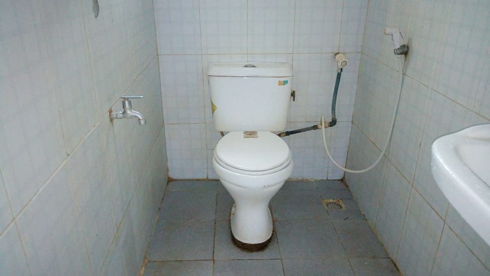Classic Room, 1 Double Bed, Non Smoking | Bathroom | Shower, free toiletries, towels