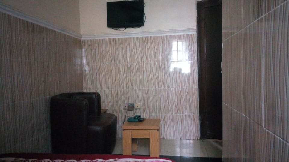 Classic Room, 1 Double Bed, Non Smoking | In-room safe, desk, bed sheets