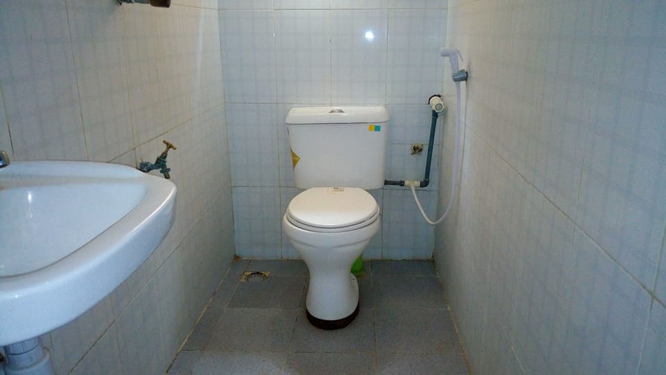 Shower, free toiletries, towels