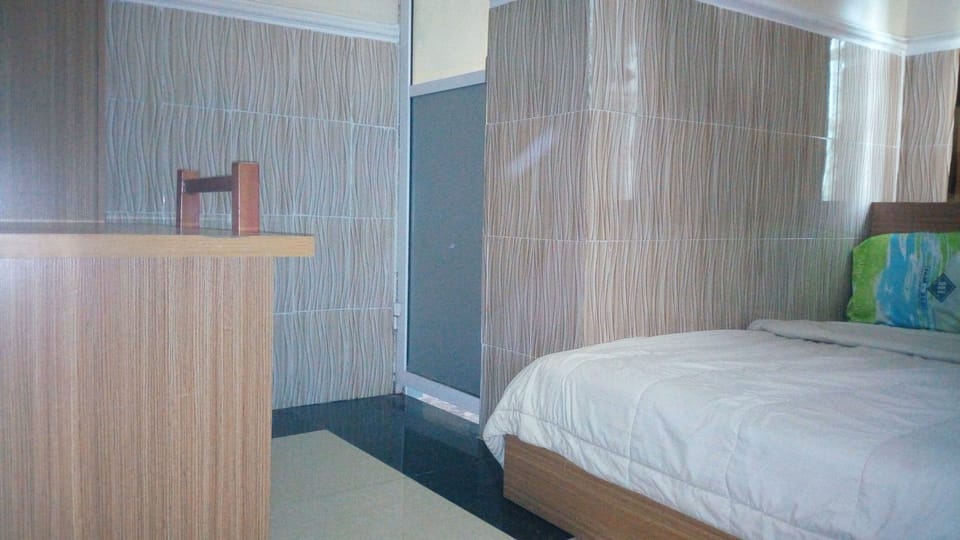 Executive Suite | In-room safe, desk, bed sheets