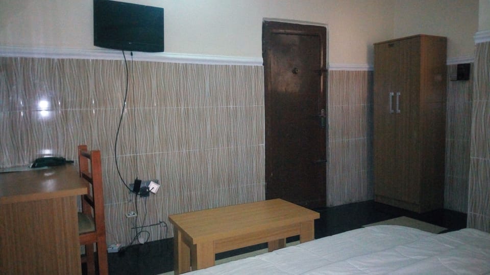 Premium Room | In-room safe, desk, bed sheets