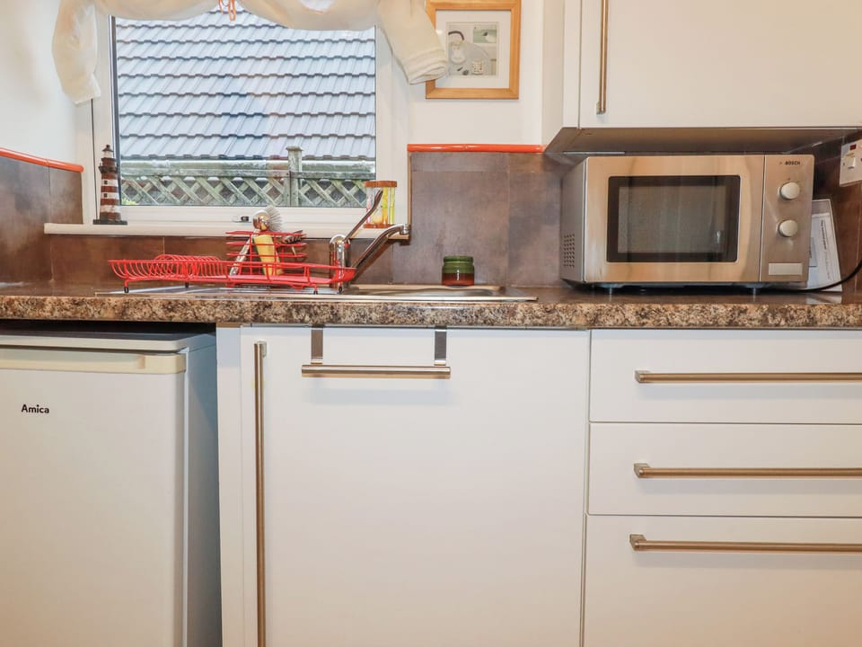 Cottage | Private kitchen | Fridge, microwave, stovetop, toaster