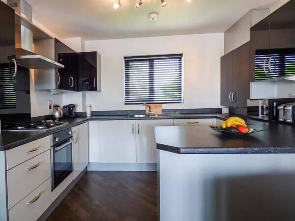 Cottage | Private kitchen | Fridge, microwave, stovetop, dishwasher