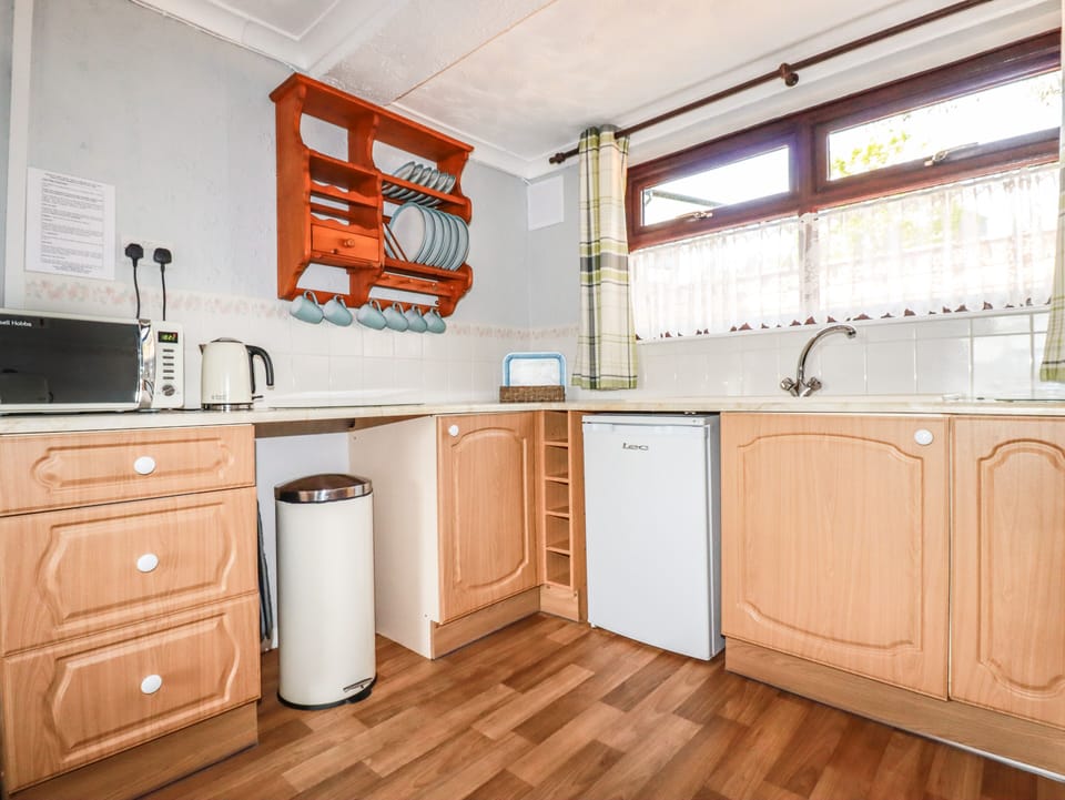 Cottage | Private kitchen | Fridge, microwave, stovetop, electric kettle