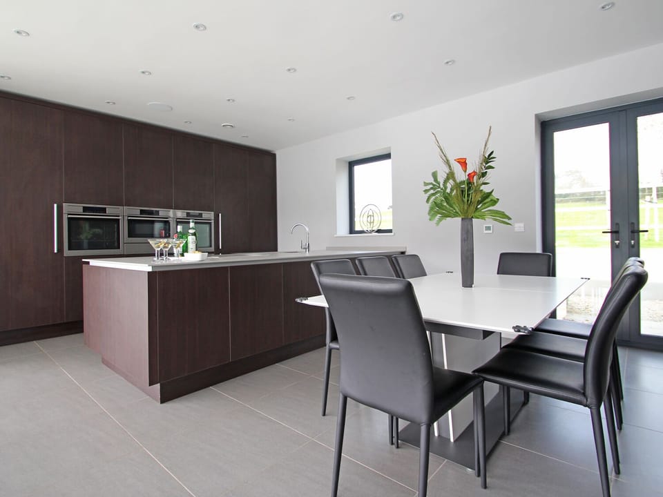 Cottage | Private kitchen | Fridge, microwave, stovetop, dishwasher